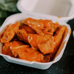 Village Pizza Nags Head - 8-COUNT BUFFALO MEDIUM WINGS