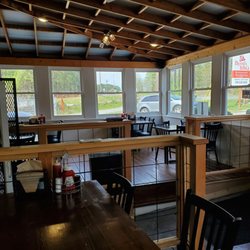 Byrd's Barbecue - Dining area