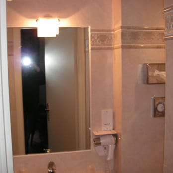 Best Western Hotel de Madrid - Doppelzimmer Standard - Badezimmer und Toilette - Hotels Near Me - Nice, 06 Best Western Hotel de Madrid - Doppelzimmer Standard - Badezimmer und Toilette - Hotels Near Me - Nice, 06