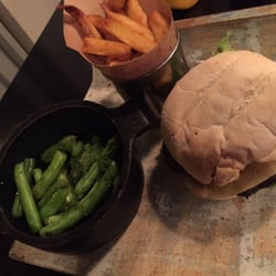 O Açougueiro - O açougueiro com fritas e vagem ao pesto.