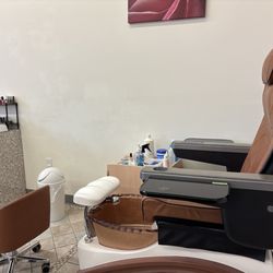 Beautiful Nails - Pedi chair with massage