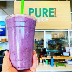 Pure Pressed - Athlete (organic almond milk, bananas, blueberries, glutamine, almond butter, vanilla protein); IG: @katzlundell