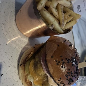Sky Bar - Waygu burger - Bars Near Me - Lisbon, 11