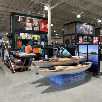 DICK'S Sporting Goods - Sports Wear Near Me - Sterling Heights, Michigan