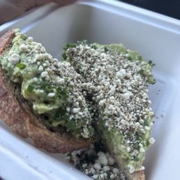 Avo toast with goats cheese and chives Avo toast with goats cheese and chives