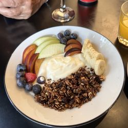 Clásica y Moderna - Granola with yogurt