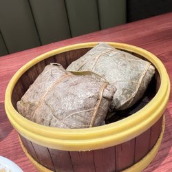 Benyue Restaurant - Sticky rice w/ chicken and abalone ! Steamed perfectly.