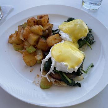 Fattoria E Mare - Egg Benedict - Italian Near Me - Half Moon Bay, California