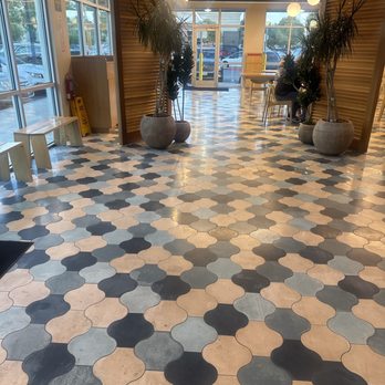 Zankou Chicken - Huge floor Space. - Mediterranean Near Me - Los Angeles, California