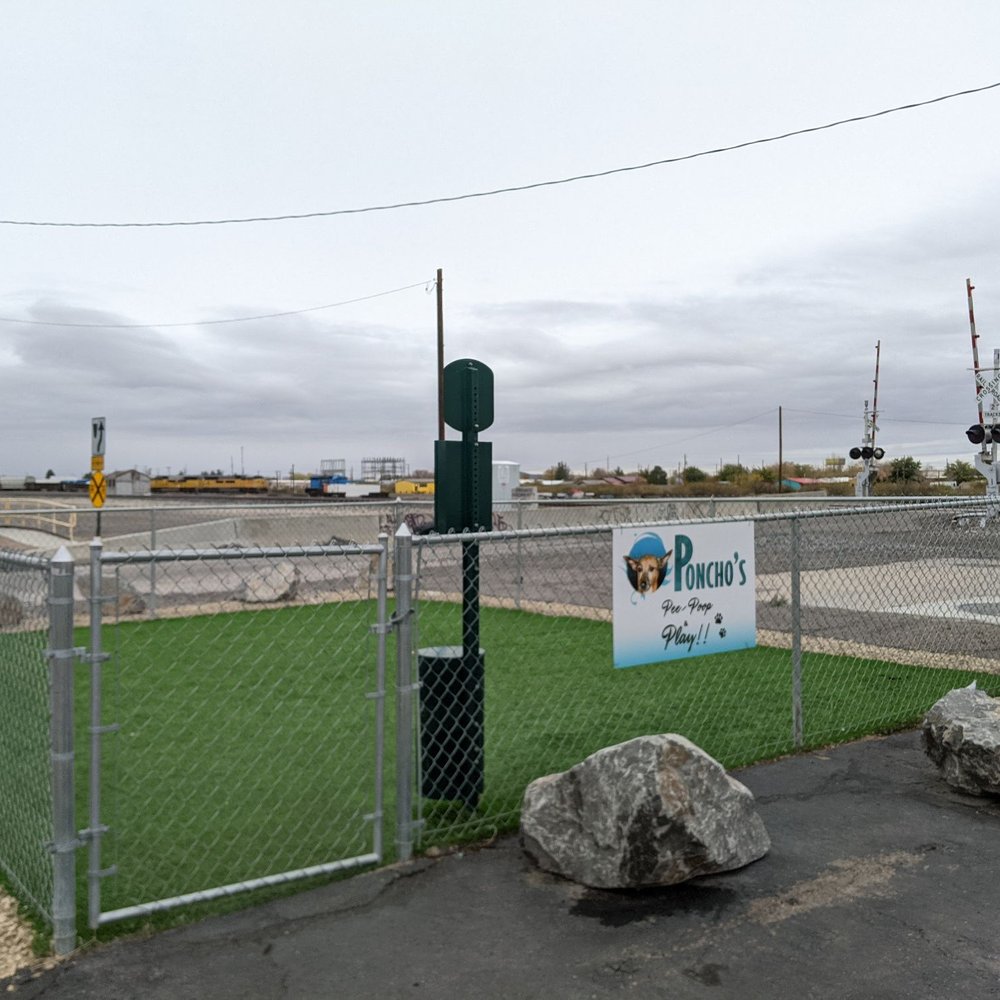 Fox I-10 Chevron - Enclosed area for dogs to walk and poop. - Souvenir Shops Near Me - Deming, New Mexico