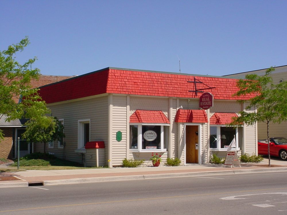 LYNDA’S REAL ESTATE SERVICE Updated July 2024 27 S Lake St, Boyne