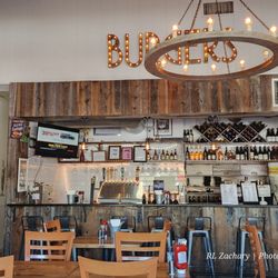 Mona's Burgers and Shakes