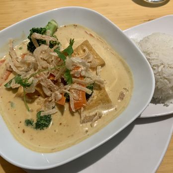 ZOMO Asian + American Eatery - Yellow curry with tofu - Vietnamese Near Me - Englewood, Colorado