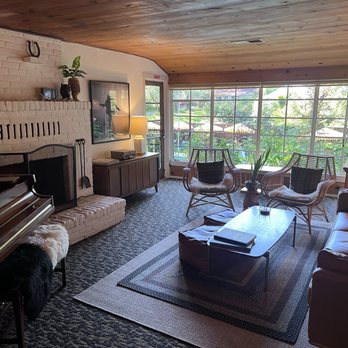 Highlands Resort - Living room which is great place to read but only open till 6pm - Resorts Near Me - Guerneville, California Highlands Resort - Living room which is great place to read but only open till 6pm - Resorts Near Me - Guerneville, California
