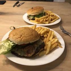 Gasthaus Sahlstorfer - Leckere Burger mit Rinderpattie, Salat, Tomate, Essiggurke, Bacon, angeschwitzten Zwiebeln, BBQ- oder Teufelssoße. Dazu gibt es Pommes.