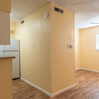 Monticello Studios Hyde Park - Spacious living area - Apartments Near Me - Austin, Texas Monticello Studios Hyde Park - Spacious living area - Apartments Near Me - Austin, Texas
