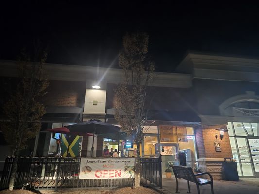 Hungry Eyes Jamacian Restaurant and Bar by null