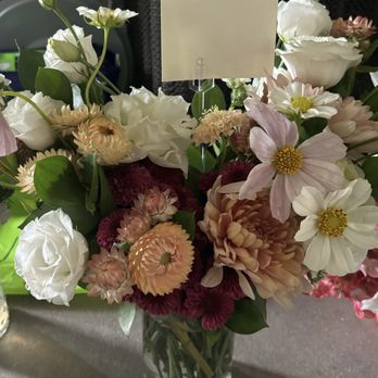 Rose & Berry Floral  - Stunning Petite Vase arrangement - Florists Near Me - Columbus, Ohio