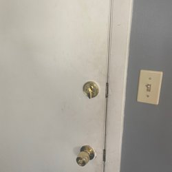 Flagship Motor Court - Door is flimsy and dirty!!