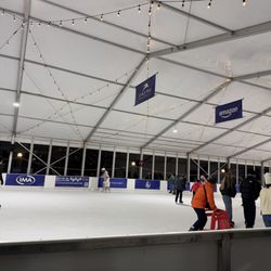 Bellevue Downtown Ice Rink - The rink is not too crowded on Tuesdays.