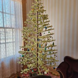 Field House Museum - Period appropriate Christmas tree in the historic house