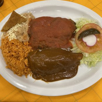 La Chata - Combination plate with mole and Chile relleno - Mexican Near Me - Guadalajara, JAL
