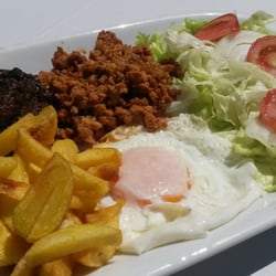 El Botijo - Picadillo, morzilla y huevo con patatas y ensalada