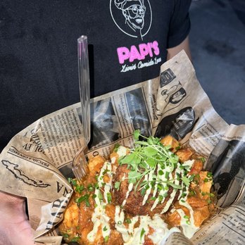 Papi’s Livin Comida Loca - a man holding a basket of food - Food Trucks Near Me Papi’s Livin Comida Loca - a man holding a basket of food - Food Trucks Near Me