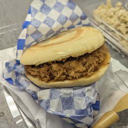 Roujiamo 肉夾饃 Roujiamo 肉夾饃