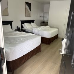 Monterey Surf Inn - Inside hotel room