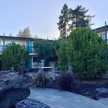 The Astro - Garden & courtyard - Hotels Near Me - Santa Rosa, California The Astro - Garden & courtyard - Hotels Near Me - Santa Rosa, California