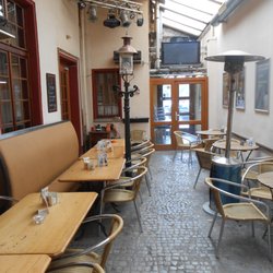 Gleis 6 - Raucherbereich mit Service und Blick auf die Karl- Liebknecht-Str.