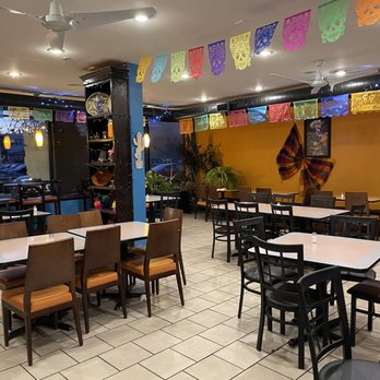El Tezcal Mexican Restaurant - tables and chairs - Mexican Near Me - Chicago, Illinois