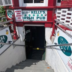 Michael Kelly's Irish Pub - Entrance- be sure not to "trip" in!