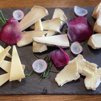 La Cave Millésimes - Assiette de fromages - Beer, Wine & Spirits Near Me - Paris, 75 La Cave Millésimes - Assiette de fromages - Beer, Wine & Spirits Near Me - Paris, 75