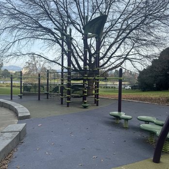 Snow Park - Slight stained and discolored but spacious and clean enough - Parks Near Me - Oakland, California Snow Park - Slight stained and discolored but spacious and clean enough - Parks Near Me - Oakland, California