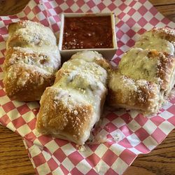 Lil Pesce's Restaurant - Cheesy Bread appetizer