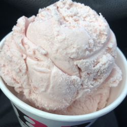 Baskin-Robbins - Very Berry Strawberry (2 Scoops!!!)