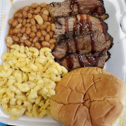 Holy Smoked Meats - Brisket platter with mac&cheese and baked beans