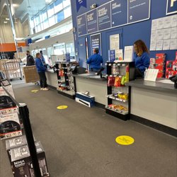 Best Buy - Columbus - One of the employees that refused to talk to there corporate office. Elane store manager had an associate call corporate