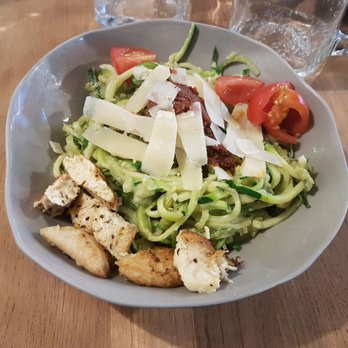Edelgrün - Zucchininudeln mit getrockneten Tomaten, Pinienkernen, Basilikum, Parmesan und Hühnchen. - Vegetarian Near Me - Cologne, NW