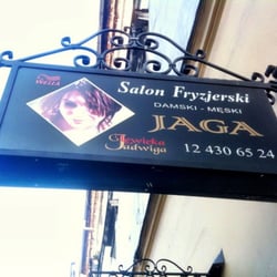 Salon Fryzjerski Jaga - Reklama nad wejściem.