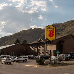 Super 8 by Wyndham Gardiner/Yellowstone Park Area - Exterior