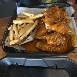 Encore Rouge - Street Wings with mild and lemon pepper sauce with fries