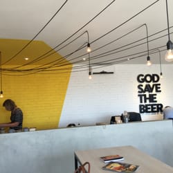 God Save The Beer. - Decoração do bar.