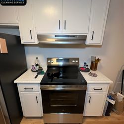 Martinez Cleaning Service - Stovetop, range hood, and kitchen counters reset during a standard cleaning in Los Gatos 95032.
