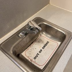 Crescent City / Redwoods KOA - Restroom sink