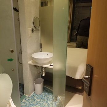 香港旺角帝盛酒店 - Bathrooms are small but efficient - Hotels Near Me - Hong Kong, HK