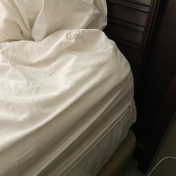 Bahia Resort Hotel - Cheap sheets that don't fit or stay on the bed. Plan on fixing the bed once a night. - San Diego, CA