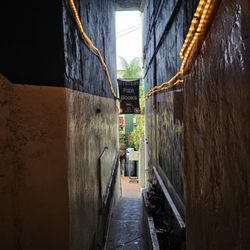Mystery Pier Books - Entrance through the alley